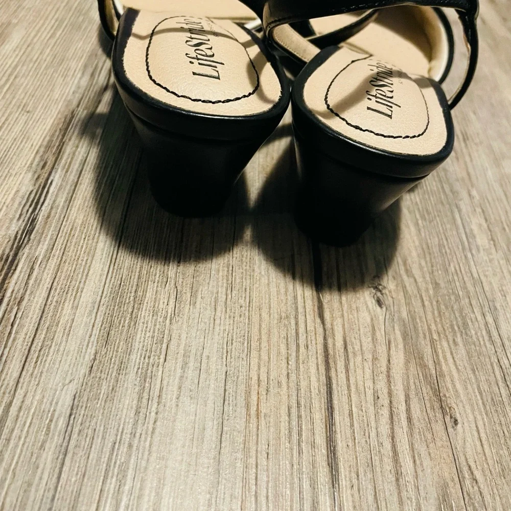 Life Stride Women's Black Pointed low heels size 7 - Picture 3 of 8